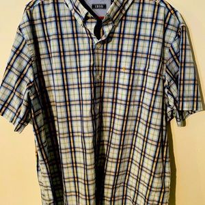 Men’s IZOD casual button short sleeve.
